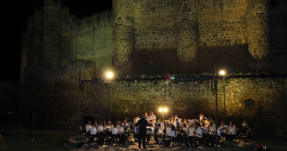 Actuación de la Banda de música de Valencia de Don Juan dentro del julio cultural