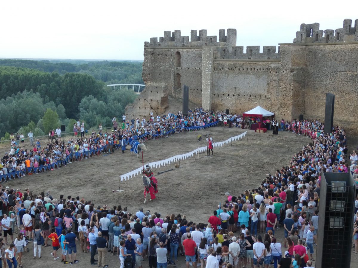 Mercado medieval en Valencia de Don Juan en los entornos del Castillo