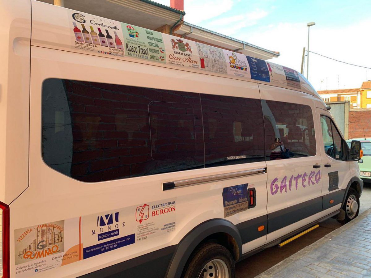 Microbus habilitado por el Ayuntamiento de Valencia de Don Juan en colaboración con Asemco.