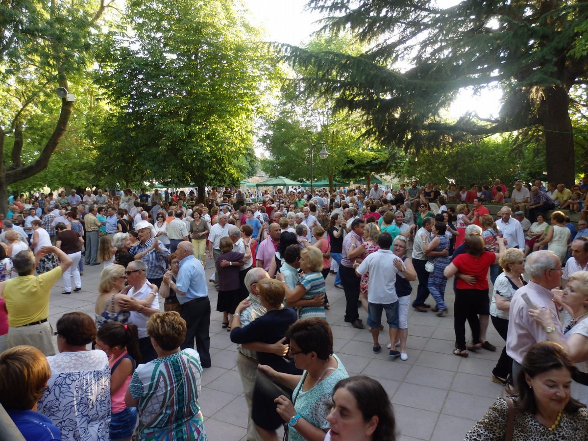 Imagen de archivo de Nuestros mayores bailan en Valencia de Don Juan