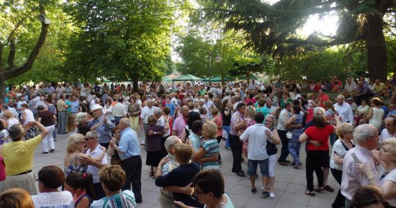 Imagen de archivo de Nuestros mayores bailan en Valencia de Don Juan