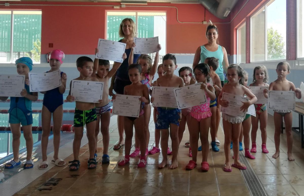 Diplomas de los asistentes al curso de natación del mes de julio.