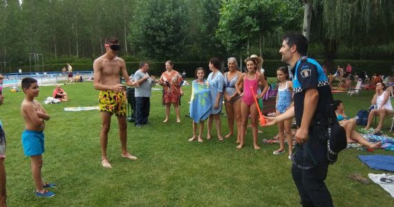 Jornada de prevención y sensibilización de la Policía Local de Valencia de Don Juan en el Polideportivo.