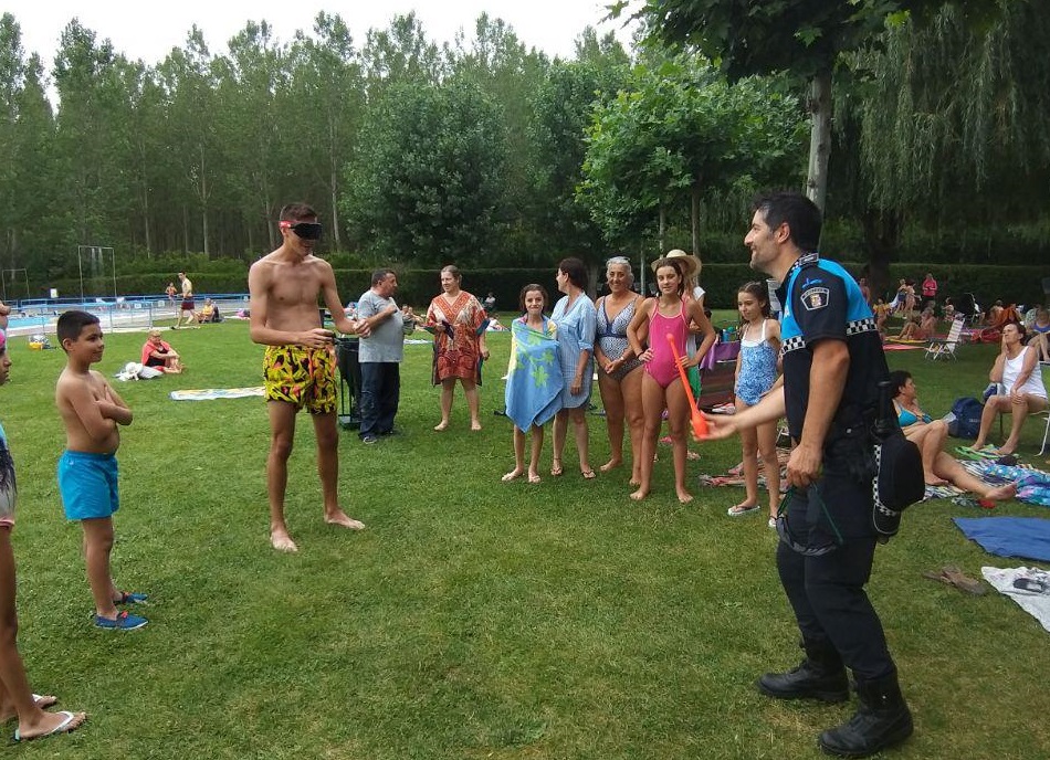 Jornada de prevención y sensibilización de la Policía Local de Valencia de Don Juan en el Polideportivo.