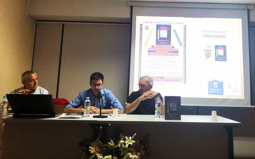 Presentación del libro de José Cabañas, Convulsiones. A la izquierda, el autor del mismo.