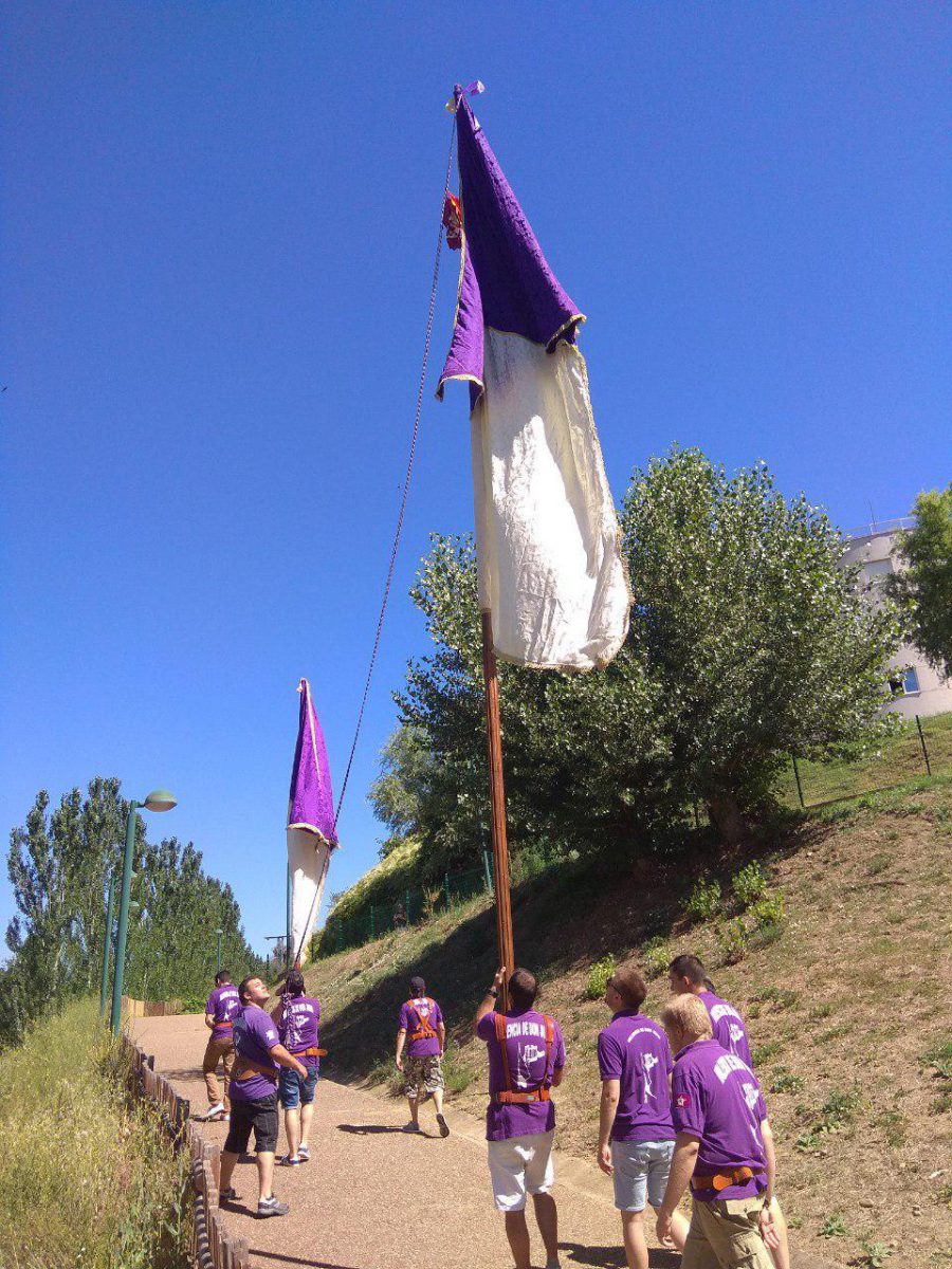 Fotografía del pendón coyantino durante el primer encuentro celebrado en Valencia de Don Juan en 2018.