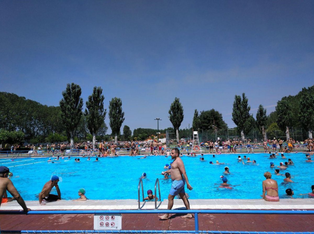 Piscina olímpica en el polideportivo municipal de Valencia de Don Juan.