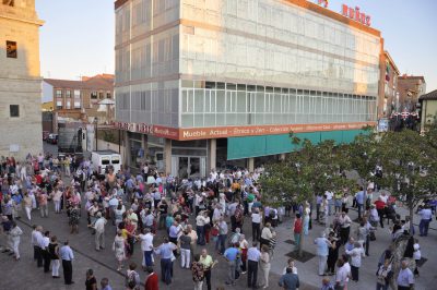 Valencia-De-Don-Juan-Nuestros-Mayores-Bailan-Plaza-Mayor