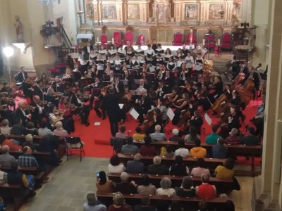 Concierto Orquesta Sinfónica de León en Valencia de Don Juan_03_con coro Colegio