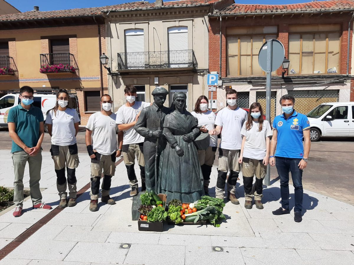 Alumnos del Coyanza Integra VIII junta a miembros de la corporación ante la escultura homenaje a la comarca.