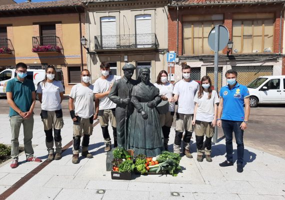 Alumnos del Coyanza Integra VIII junta a miembros de la corporación ante la escultura homenaje a la comarca.