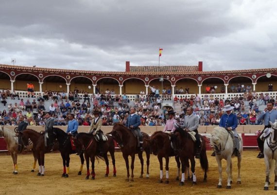 Valencia-De-Don-Juan-Espectáculo-Ecuestre-Plaza-De-Toros-Pedro-Martínez-Zárate