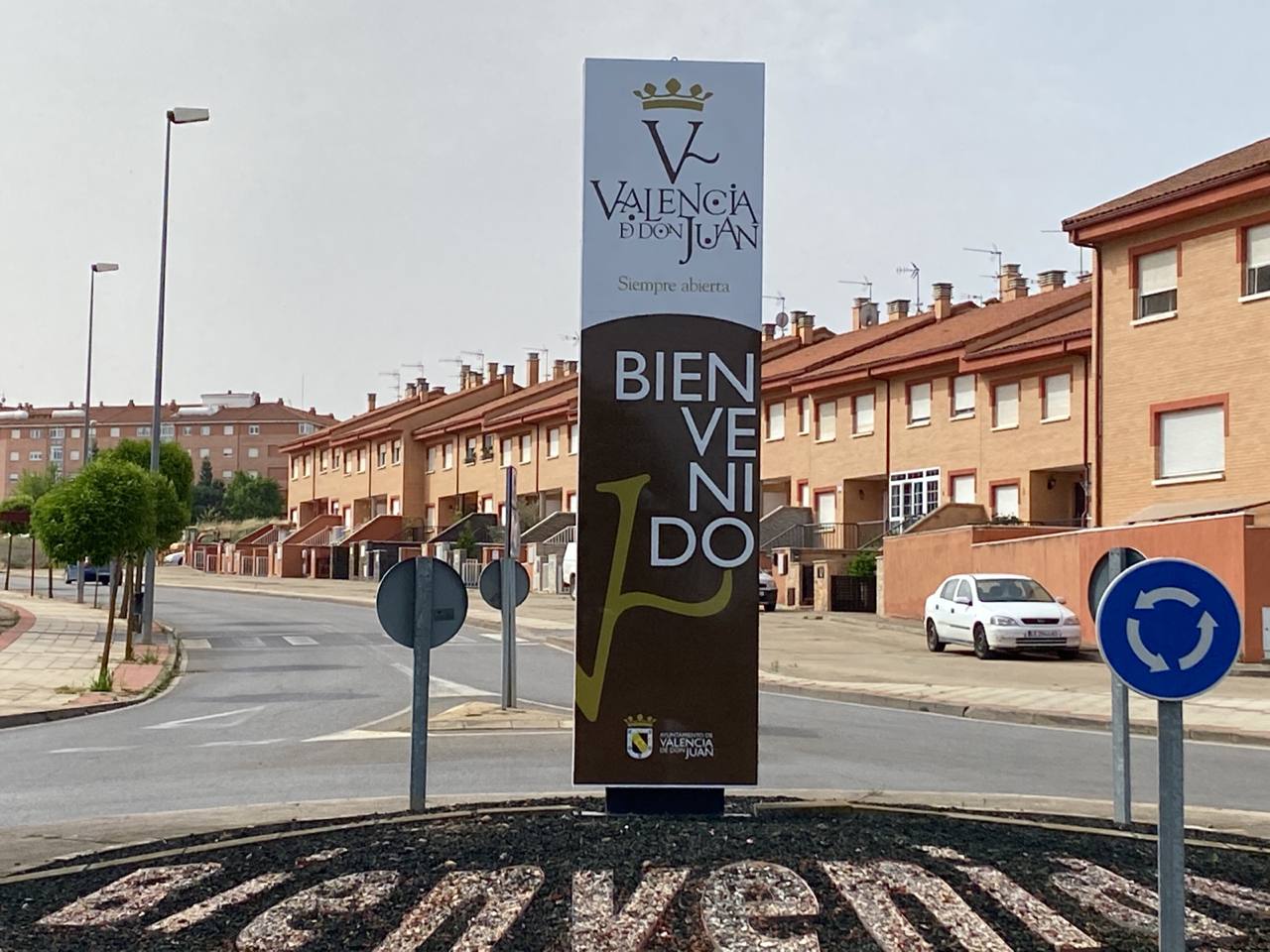 Valencia-De-Don-Juan-Logomarca-Jorge-Barrientos-Tótems_4